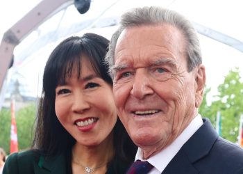 Il cancelliere tedesco Schröder e sua moglie Soyeon Schroeder-Kim (Fonte: ANSA/Christian Marquardt)