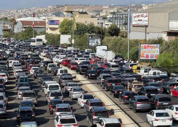 Libanesi lasciano il Sud del Paese diretti verso Beirut (Ansa)