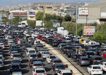 Libanesi lasciano il Sud del Paese diretti verso Beirut (Ansa)