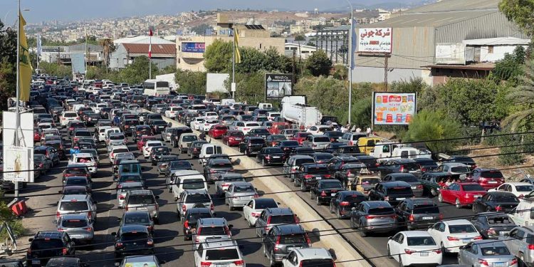 Libanesi lasciano il Sud del Paese diretti verso Beirut (Ansa)