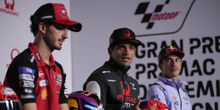 Pecco Bagnaia, Jorge Martin e Marc Marquez in una conferenza stampa MotoGp (Foto ANSA)