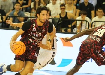 Davide Alviti e Abdel Fall con la Pallacanestro Varese (da facebook.com/pallvarese)