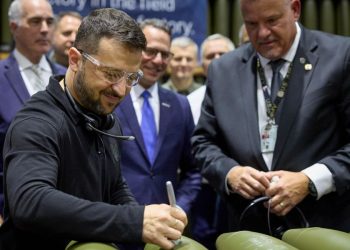 Zelensky autografa bombe americane destinate all'arsenale di Kiev durante una visita in una fabbrica della Pennsylvania (Ansa)