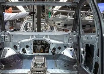 Operai al lavoro nello stabilimento Volkswagen di Zwickau (Ansa)