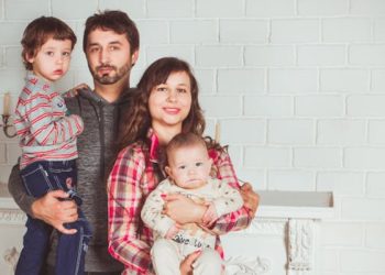 Padre, madre e figli (Fonte: Pexels)