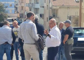 Carabinieri, inquirenti e abitanti davanti alla casa della famiglia Gleboni (Ansa)