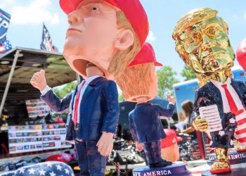 Gadgets "impresentabili" ad un rally elettorale di Trump in Wisconsin (Ansa)