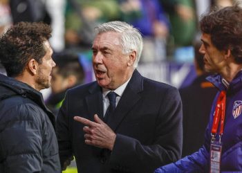 Il saluto tra Diego Simeone e Carlo Ancelotti prima di un Atletico Madrid Real Madrid (Foto ANSA)