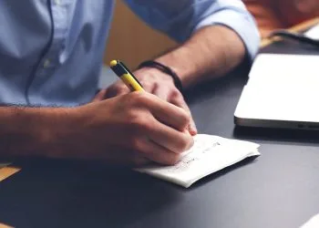 Uomo che scrive sul taccuino