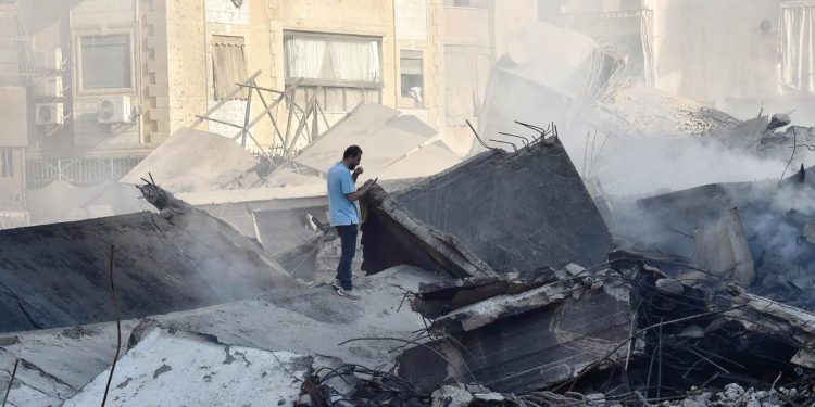 Bombe di Israele sul Libano: macerie a Beirut (Ansa)