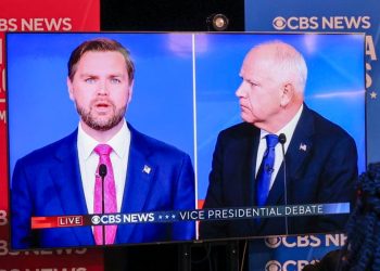 J.D. Vance e Tim Walz durante il duello tv su CBS News (Ansa)