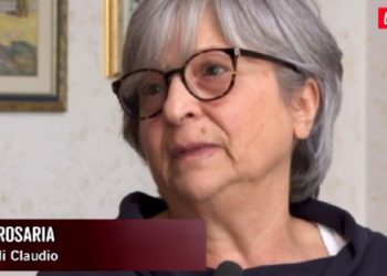 Scappa con le ceneri della mamma