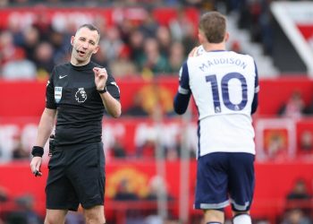 James Maddison del Tottenham a colloquio con l'arbitro (Foto ANSA)