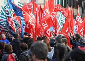 Sindacati della scuola in piazza (Ansa)