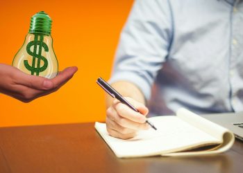 Professionista che scrive sul libro