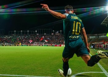 Davide Di Molfetta batte un angolo con la Feralpisalò (da facebook.com/leonidelgarda)