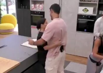 Javier e Jessica Morlacchi si abbracciano al Grande Fratello 2024
