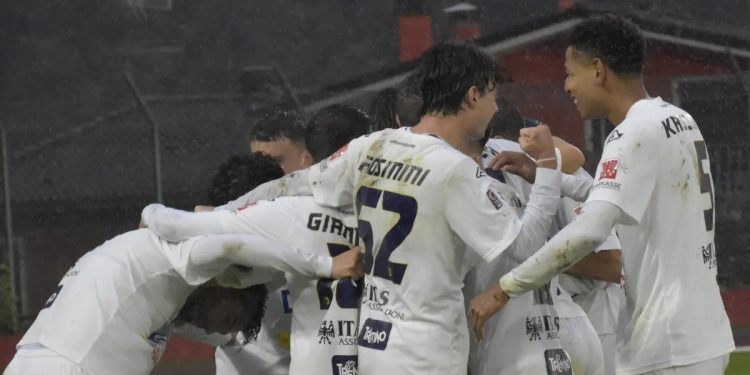 L'esultanza dei giocatori del Trento (da facebook.com/SerieCofficial)