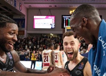 L'esultanza della Dolomiti Energia Trento (da facebook.com/AquilaBasketTN)