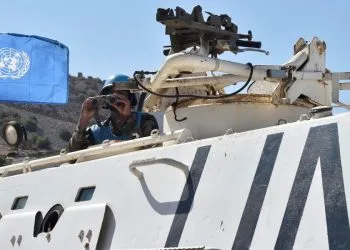 Soldato dell'Unifil sorveglia la Blue Line tra Libano e Israele (Ansa)