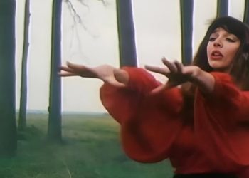 Kate Bush nel video di  "Wuthering Heights"