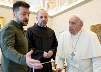 Un momento dell'incontro in Vaticano tra Volodymyr Zelensky e papa Francesco (Ansa)