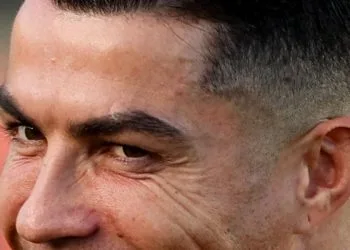 Cristiano Ronaldo sorride durante un allenamento con il Portogallo (Foto: Ansa)