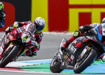 Toprak Razgatlioglu e Alvaro Bautista in lotta nel Mondiale Superbike (Foto ANSA)