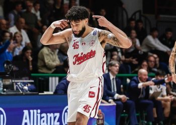 Denzel Valentine esulta con la Pallacanestro Trieste (da facebook.com/pallacanestrotrieste)
