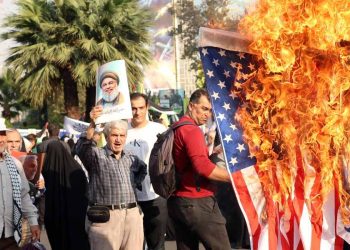 Iran brucia bandiere Israele e Usa