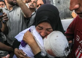 Una madre stringe il figlio dopo l'attacco israeliano all'Ospedale da campo al Aqsa a Gaza, 14 ottobre 2024 (Ansa)