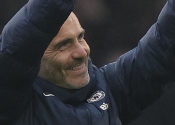 L'allenatore del Chelsea Maresca saluta dopo una partita (foto: ANSA)