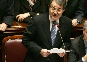 2008: Romano Prodi, presidente del Consiglio, tra ai vicepremier Massimo D'Alema (s) e Francesco Rutelli (Ansa)
