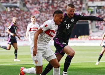 Jamie Leweling a contrasto con Matthijs De Ligt in Stoccarda Bayern (Foto ANSA)