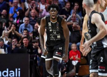 Ismael Kamagate esulta con la Bertram Tortona (da facebook.com/DerthonaBasket)