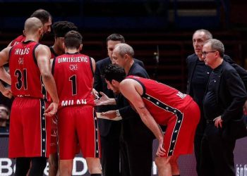 Ettore Messina a colloquio con l'Olimpia Milano (da facebook.com/OlimpiaMilano1936)