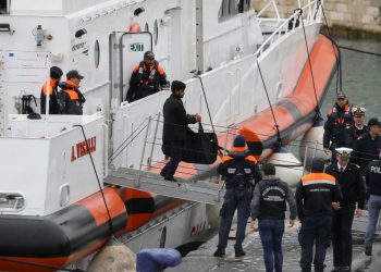 L'arrivo nel porto di Bari della motovedetta con i migranti dei quali è stato negato il trattenimento (Ansa)