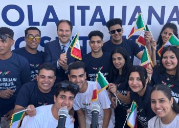 Giulio Contini, direttore della Scuola italiana di ospitalità, con alcuni dei nuovi studenti durante l'inaugurazione del Campus Enrico Mattei di Hurghada