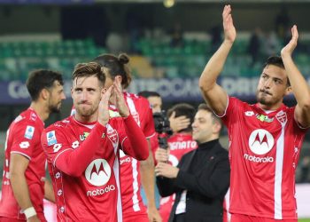 Il Monza festeggia la vittoria al Bentegodi (Foto ANSA)
