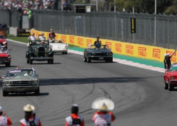 Formula 1, la parata dei piloti prima del Gp Messico (Foto ANSA)