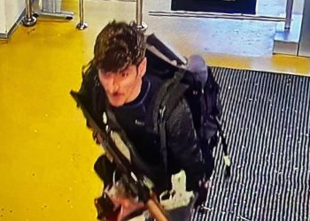 Un assalitore del commando fotografato dalle videocamere di sicurezza (Ansa)