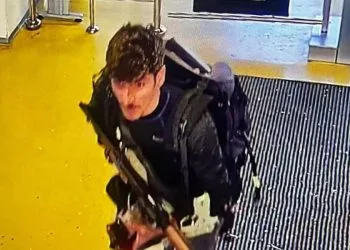 Un assalitore del commando fotografato dalle videocamere di sicurezza (Ansa)