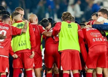 Il Bari in campo (da facebook.com/sscalciobari)