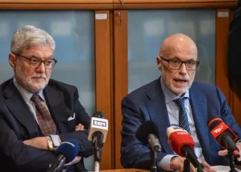 Giovanni Melillo e Marcello Viola alla conferenza stampa in Procura sull'inchiesta della Dda di Milano su una società di investigazione e dossieraggio (Ansa)