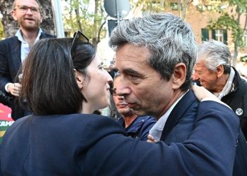 Elly Schlein abbraccia Andrea Orlando in campagna elettorale (Ansa)