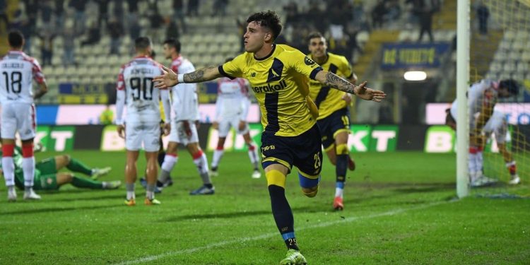 L'esultanza di Alessandro Dellavalle con il Modena (da facebook.com/modenafc)