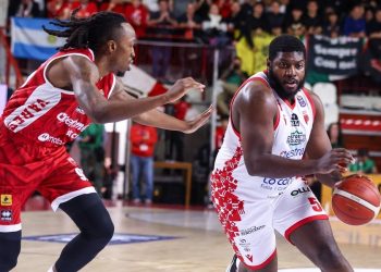 Eric Paschall in azione con la Estra Pistoia (da facebook.com/pistoiabasket)