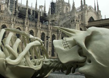 Gino De Dominicis, "Calamita cosmica" (1989) qui collocata a Milano nel 2007 (Ansa)