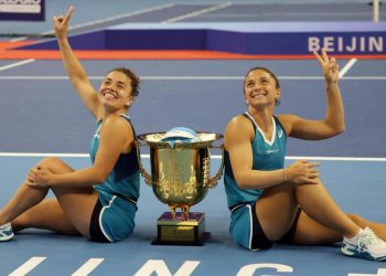Jasmine Paolini e Sara Errani con il trofeo del China Open a Pechino (Foto ANSA)