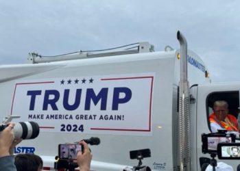 Trump sul camion della spazzatura